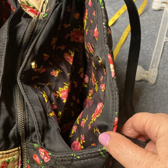 Betsy    Johnson  Beautiful travel bag 2 handl many interior inside - Picture 8 of 12